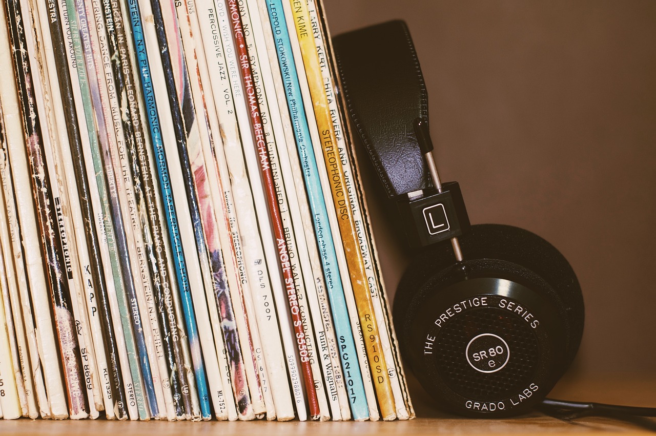 O consumo de música por meio das plataformas digitais transformou os hábitos dos ouvintes brasileiros.